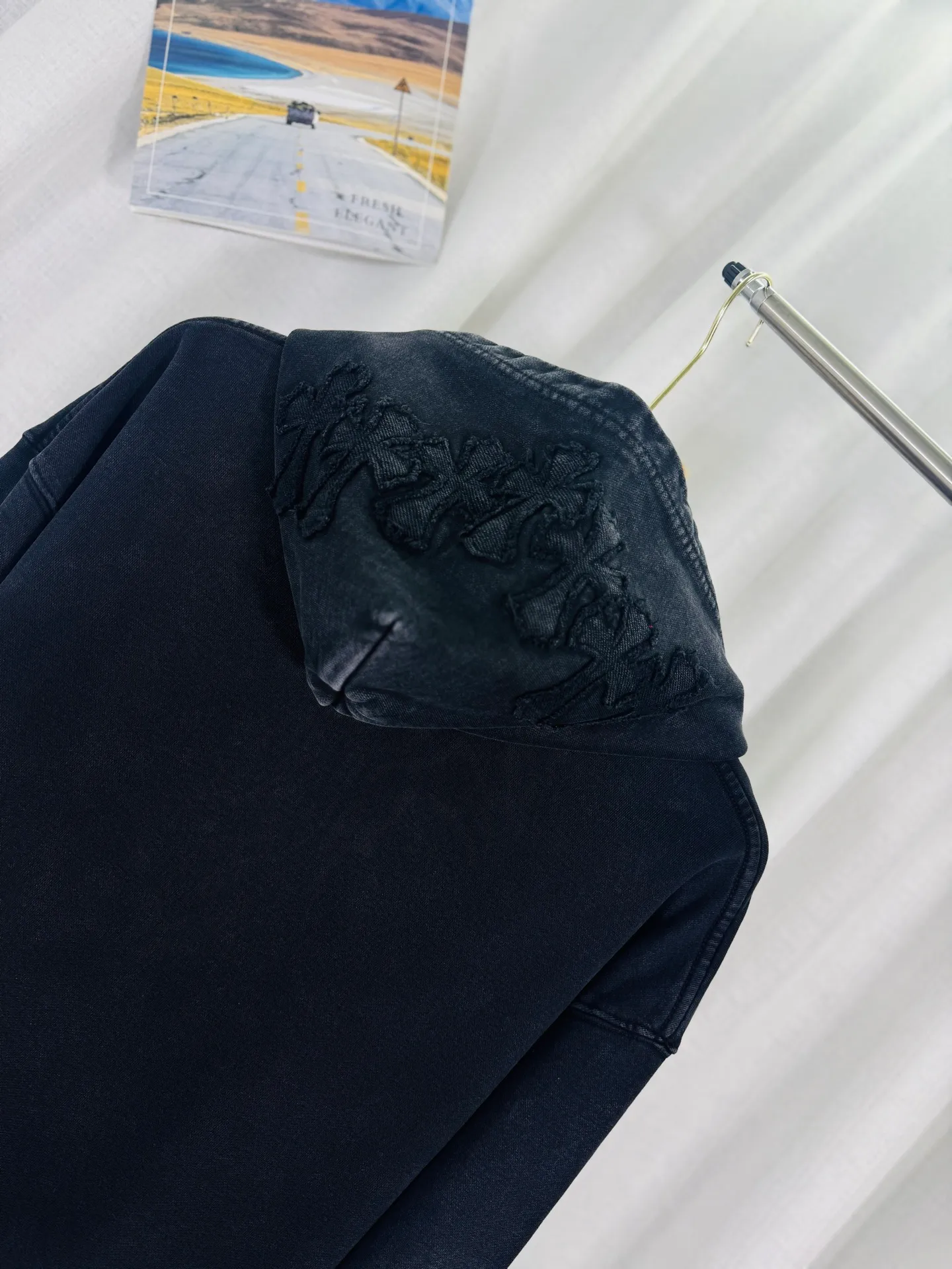 P310 top version, real shot without P, ​​different from market currency) 𝗖𝗵𝗿𝗼𝗺𝗲 𝗛𝗲𝗮𝗿𝘁𝘀/Cro Heart 2025 washed and burned flower patch embroidered autumn and winter new original single counter American style 3D three-dimensional couple casual hooded sweatshirt 👑The highest version! Customized fabric 480g tripe terry fabric! American acid-washed and distressed original fabric, laser burning + patch embroidery, exquisite embroidery of letters! The best-selling model in the counter, very comfortable to wear. Accessories: original molded and authenticated collar label➕100% silk wash label. Genuine purchase-grade original hangtag➕matching hanging rope➕3D hanging beads➕original packaging bag. Craftsmanship: The original version has consistent wiring! The highest version of the armhole matching technique! Color: Black Red Size: S M L XL Style No.: 9331